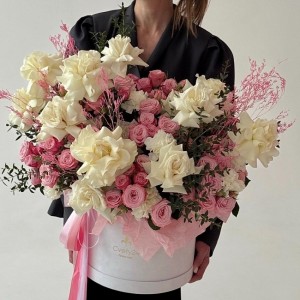 Букет цветов в коробке "Фаворитка"